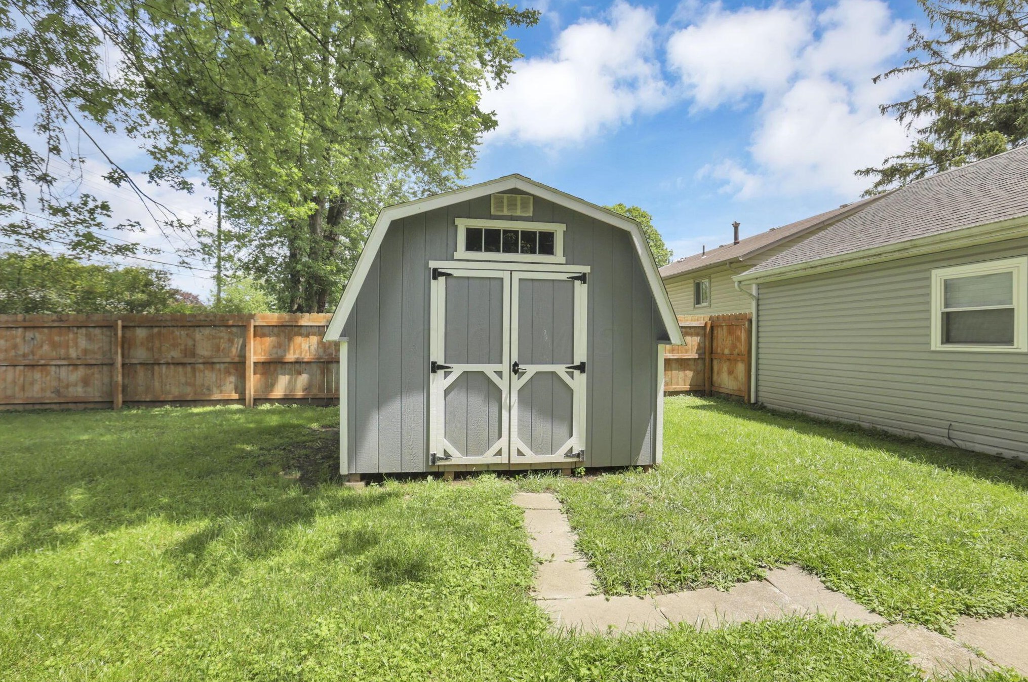 484 Coronation Ave, Columbus OH 43230-2410 exterior