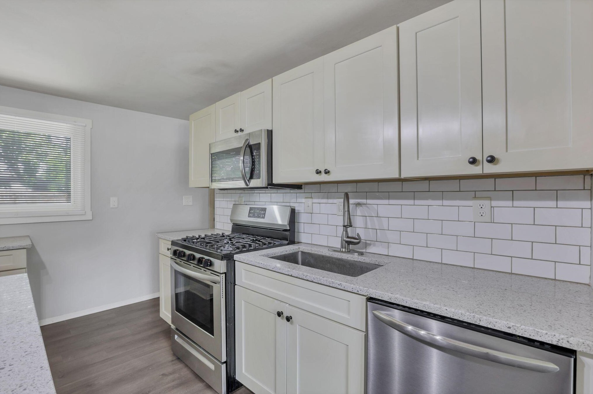 484 Coronation Ave, Columbus OH 43230-2410 exterior