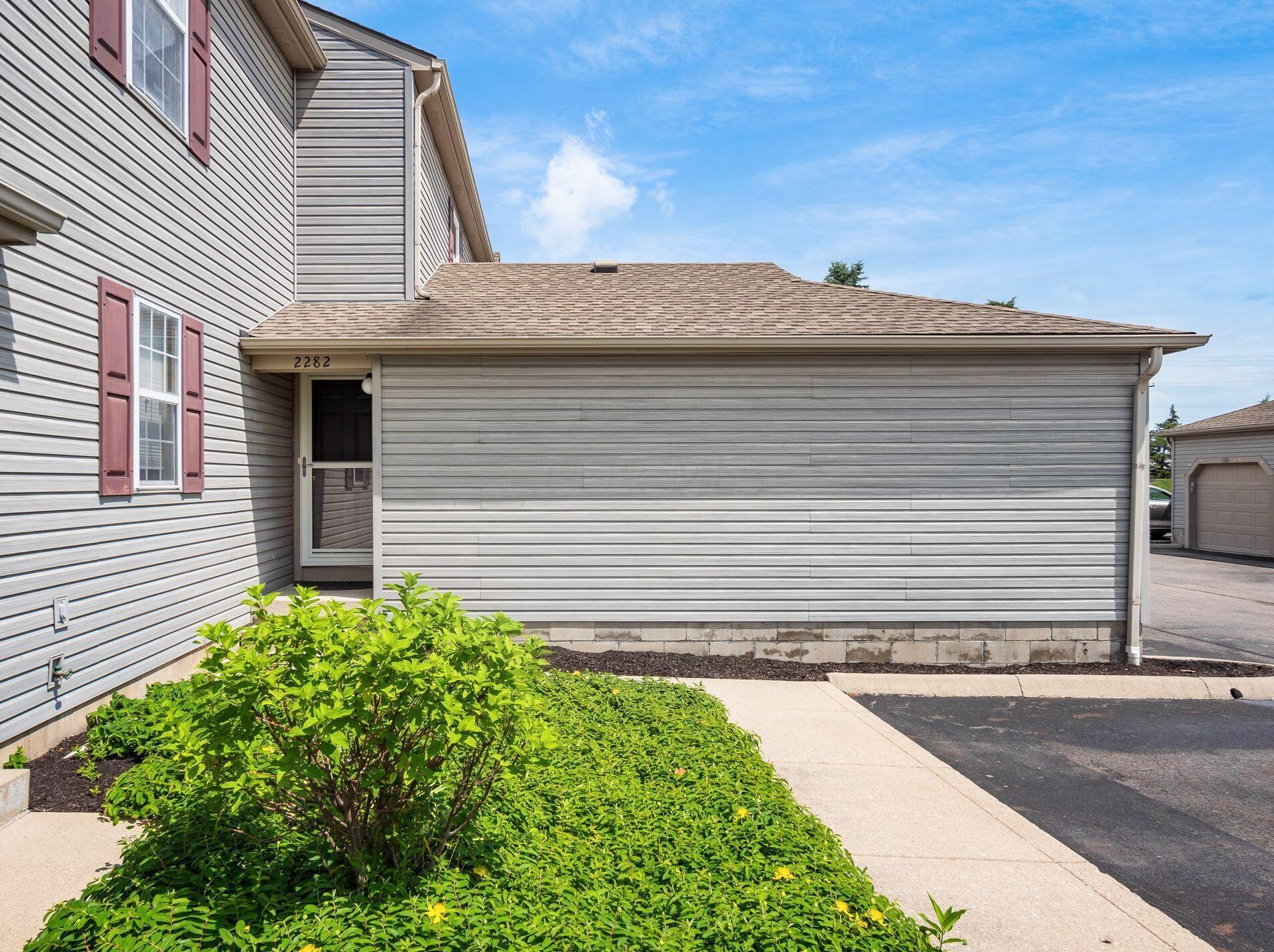 2282 Sandman Dr, Columbus OH 43235-7151 exterior