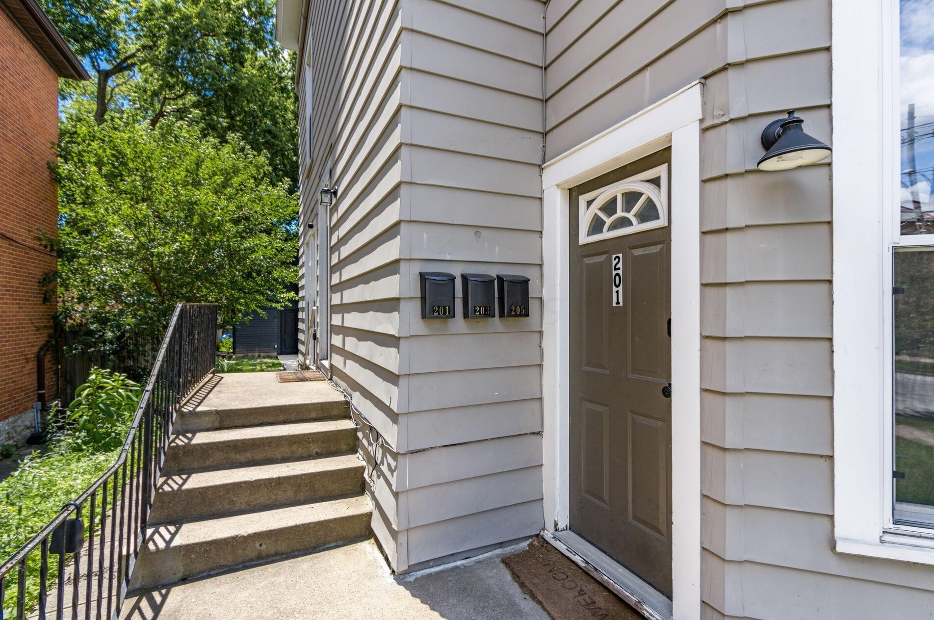 201 1st Ave, Columbus OH  43201-3404 exterior