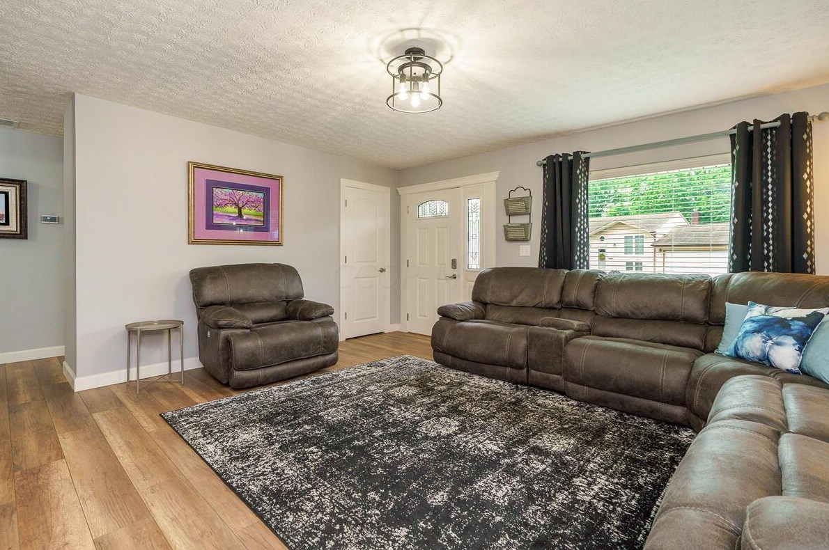 562 Bonnington Way, Columbus OH  43230-2302 exterior