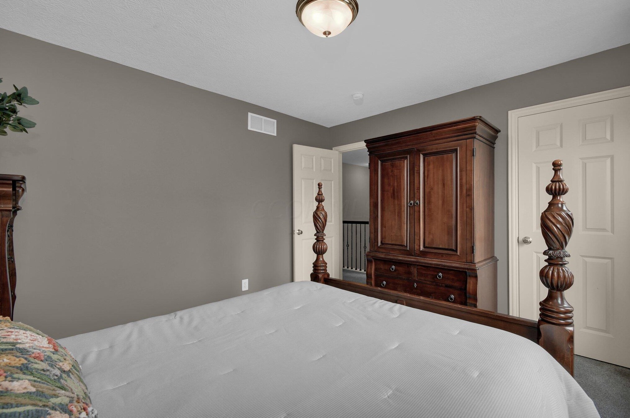 1367 Donahey St, Columbus OH 43235-6704 exterior