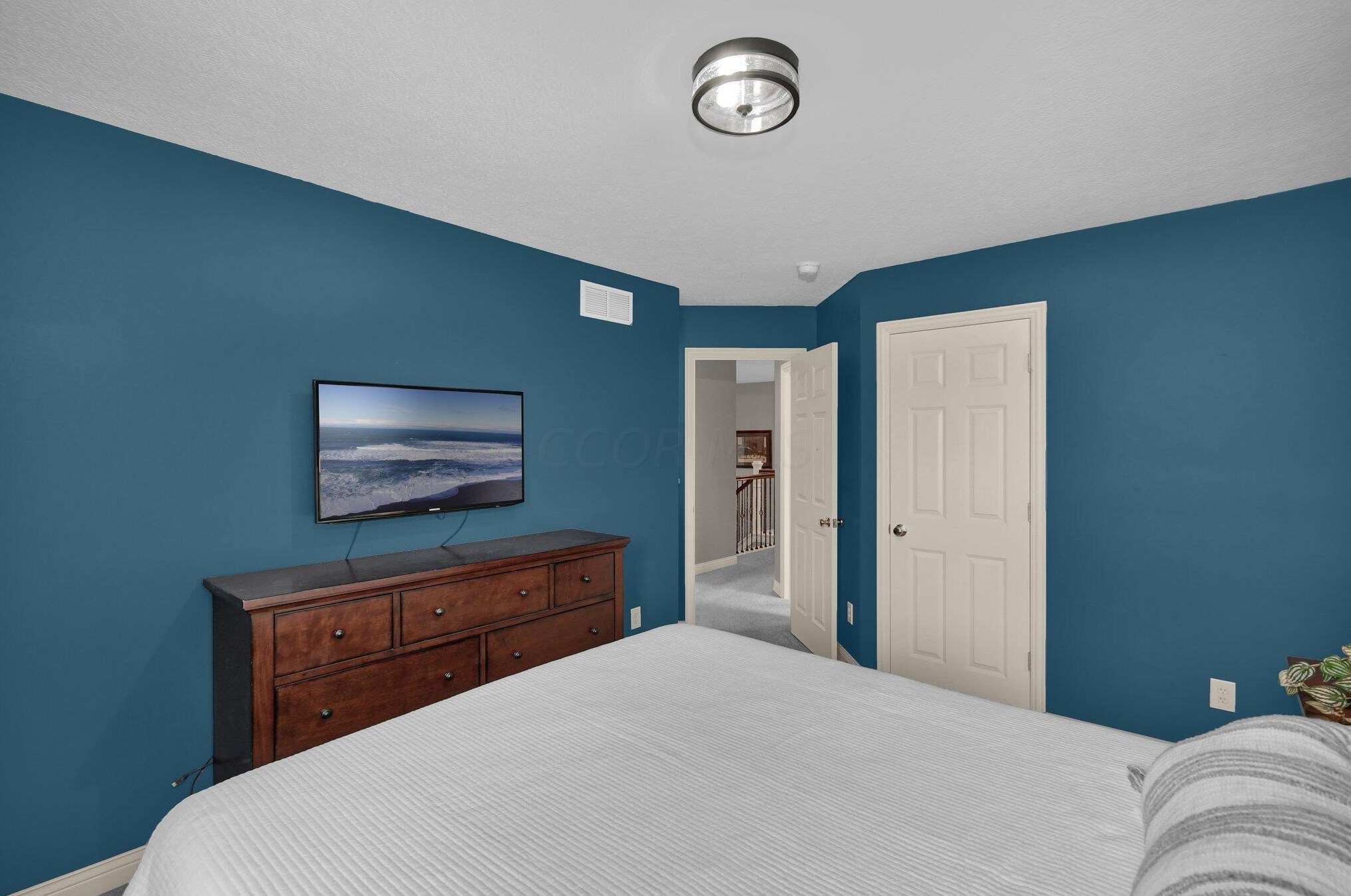 1367 Donahey St, Columbus OH 43235-6704 exterior