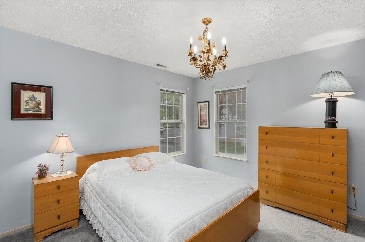 1252 Villa Oaks Ct, Columbus OH exterior