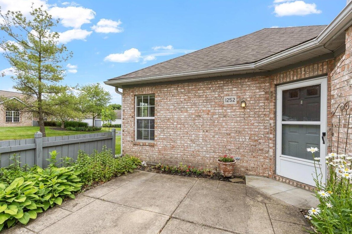 1252 Villa Oaks Ct, Columbus OH exterior