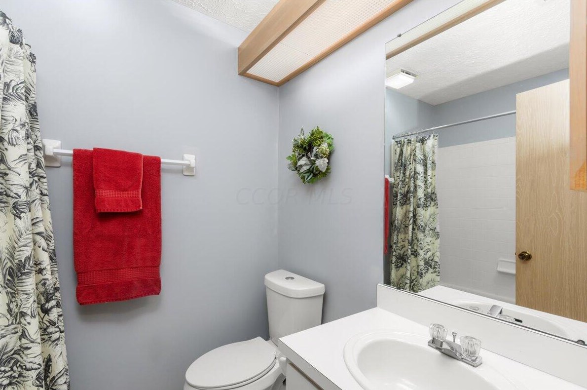 1252 Villa Oaks Ct, Columbus OH exterior