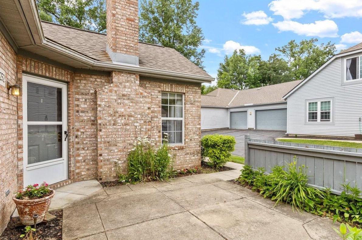 1252 Villa Oaks Ct, Columbus OH exterior