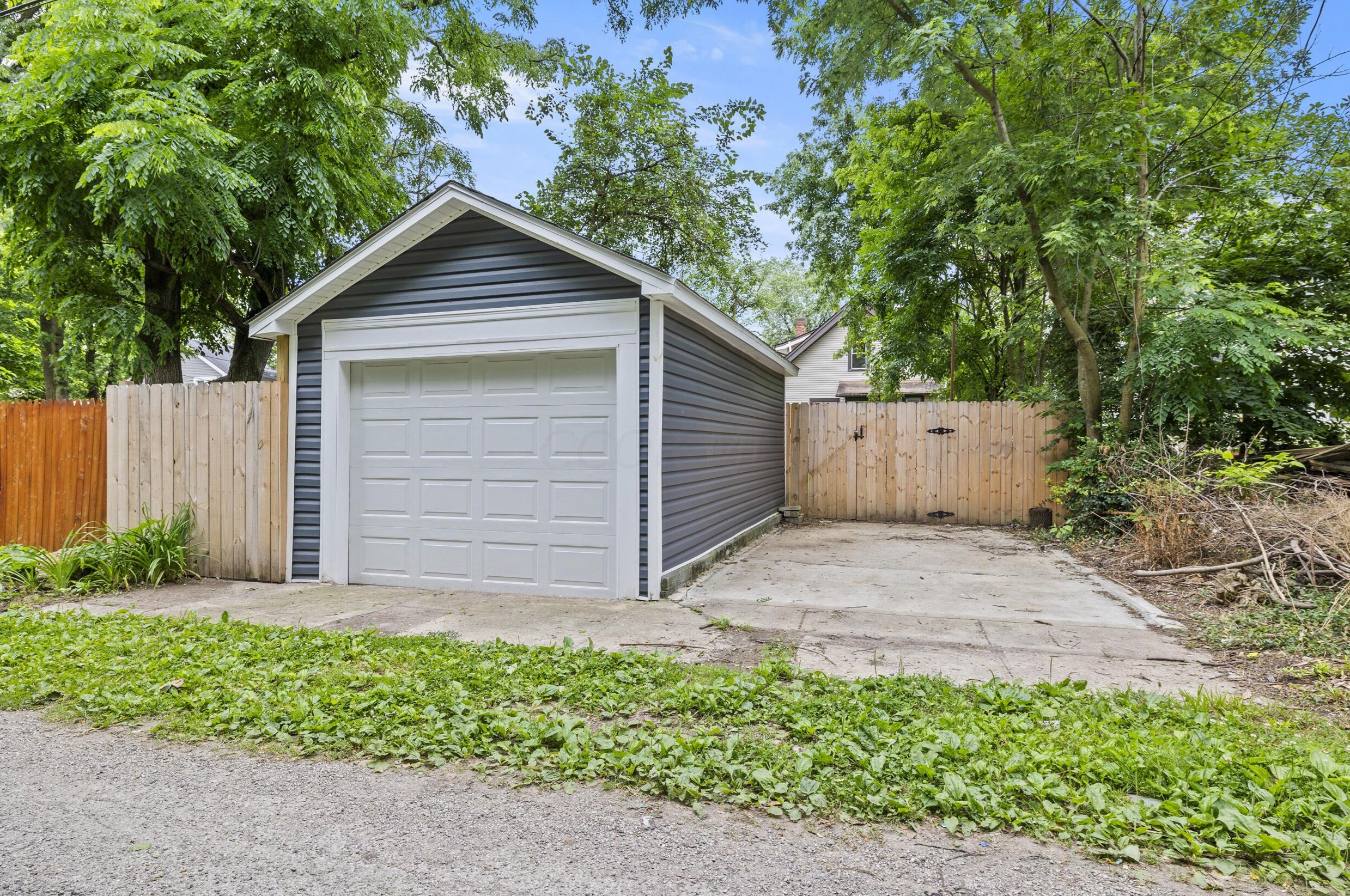 1592 Genessee Ave, Columbus OH 43211-1518 exterior