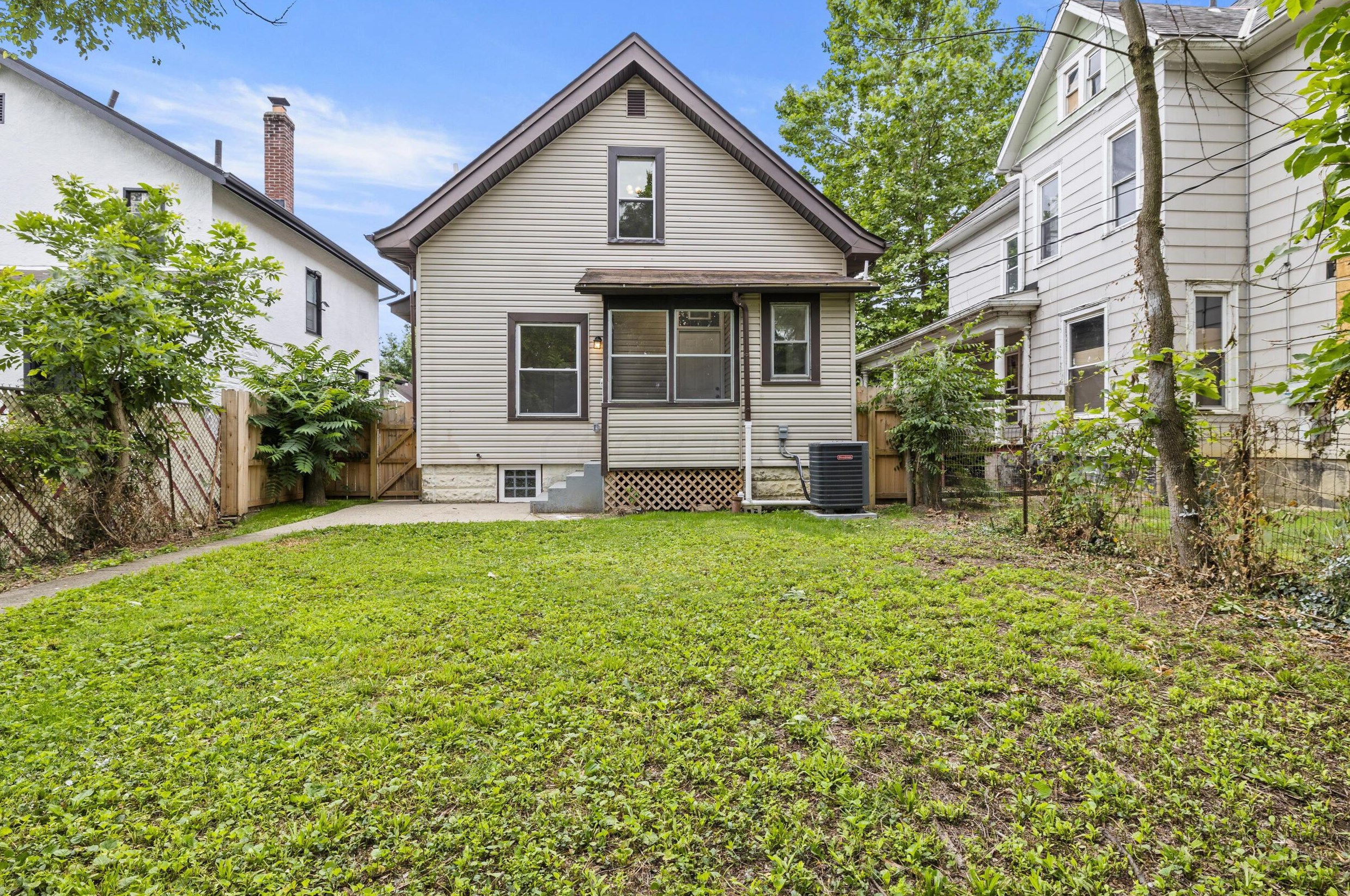 1592 Genessee Ave, Columbus OH 43211-1518 exterior