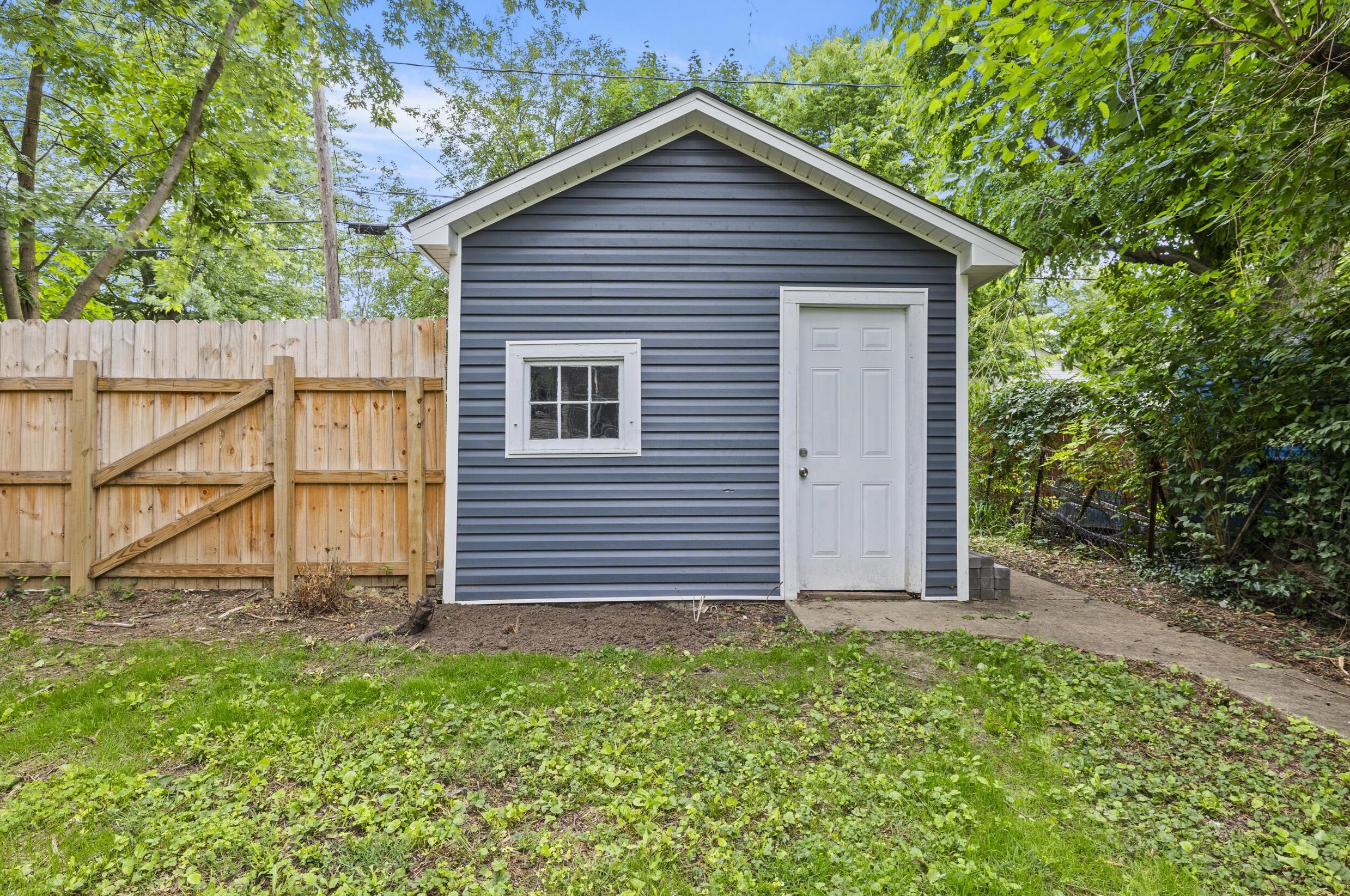 1592 Genessee Ave, Columbus OH 43211-1518 exterior