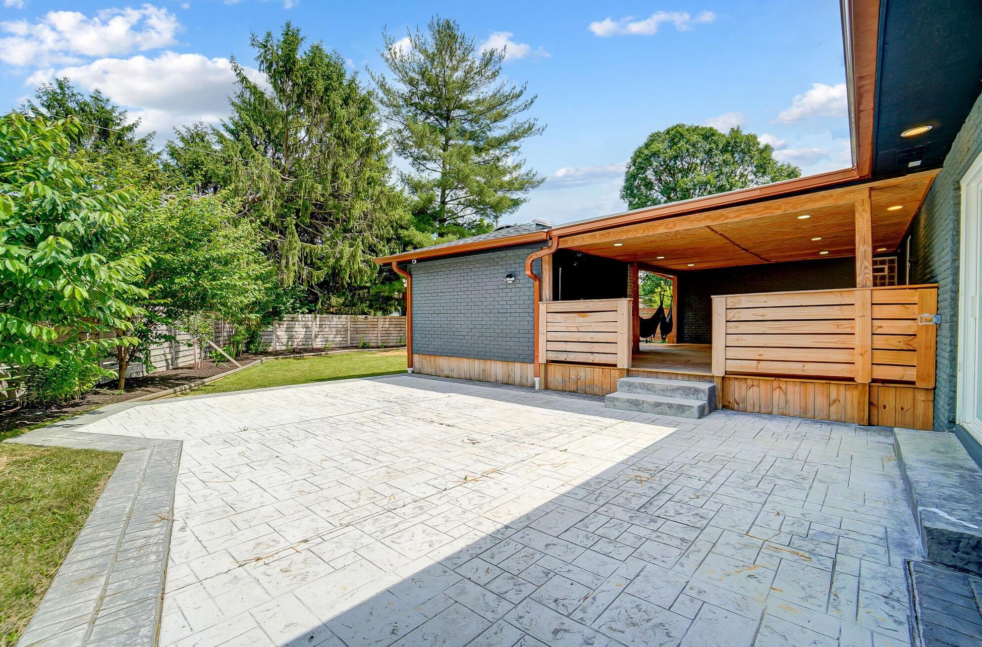 1380 Devonhurst Dr, Columbus OH 43232-1524 exterior