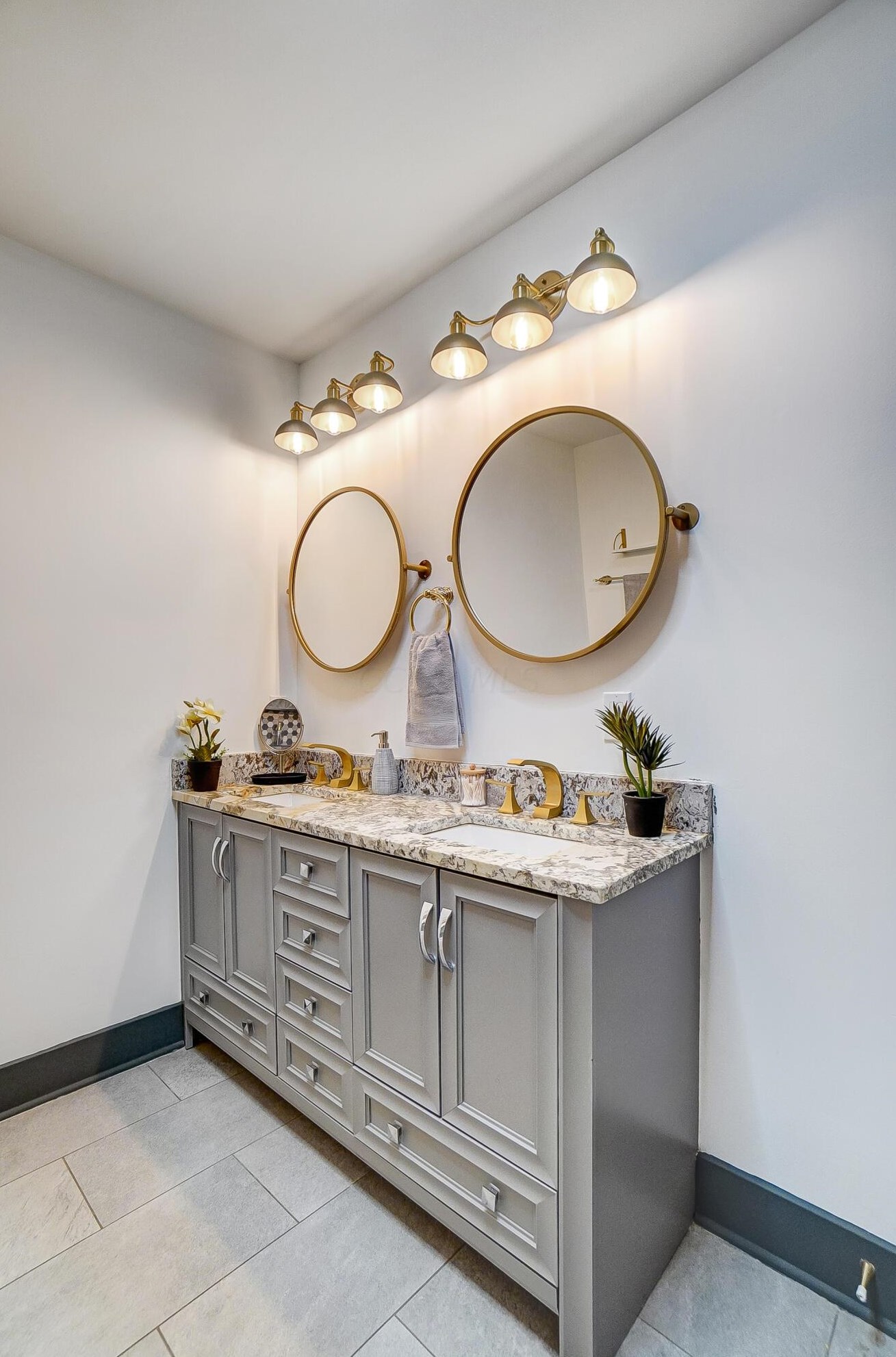 1380 Devonhurst Dr, Columbus OH 43232-1524 exterior