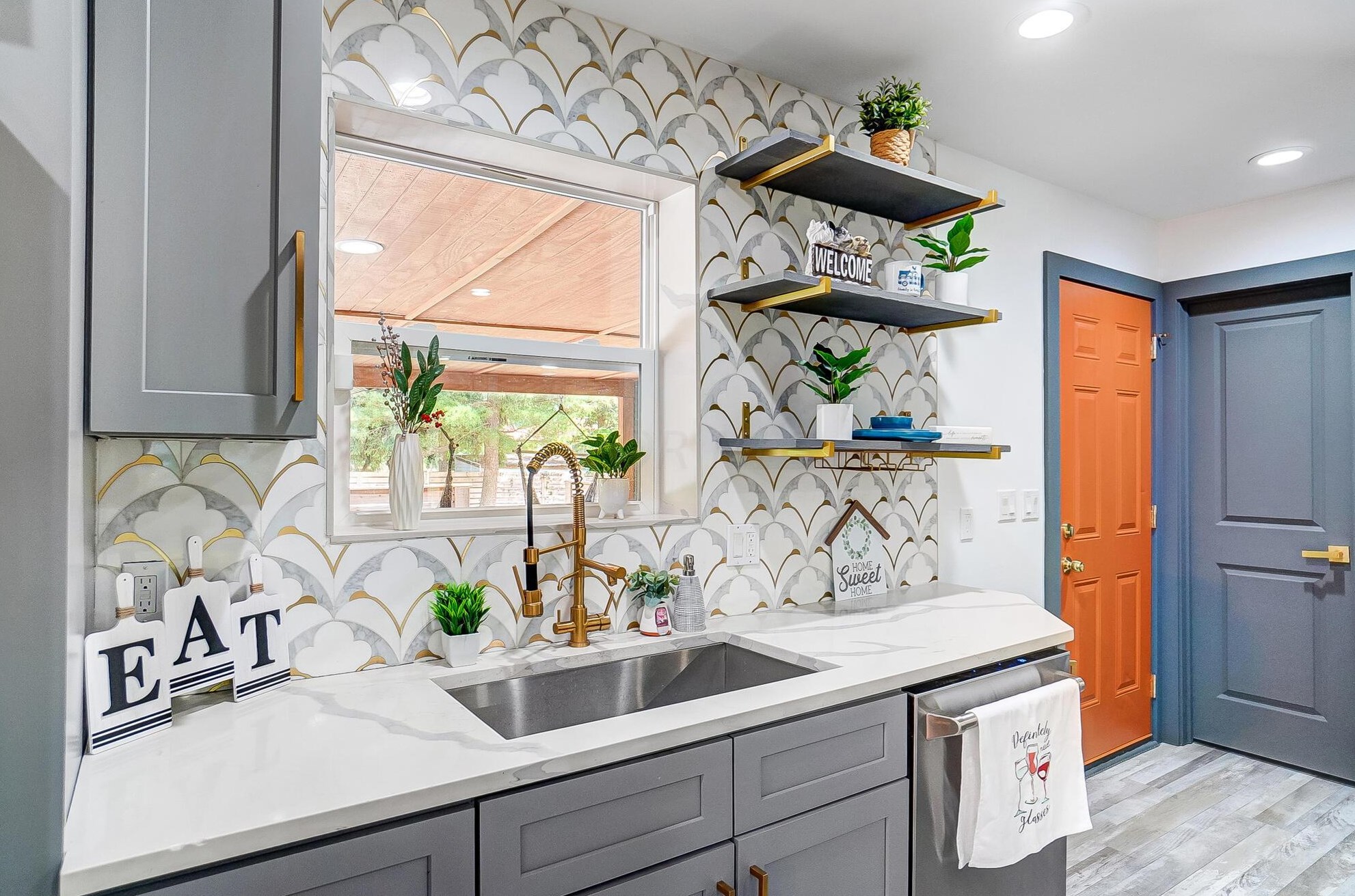 1380 Devonhurst Dr, Columbus OH 43232-1524 exterior