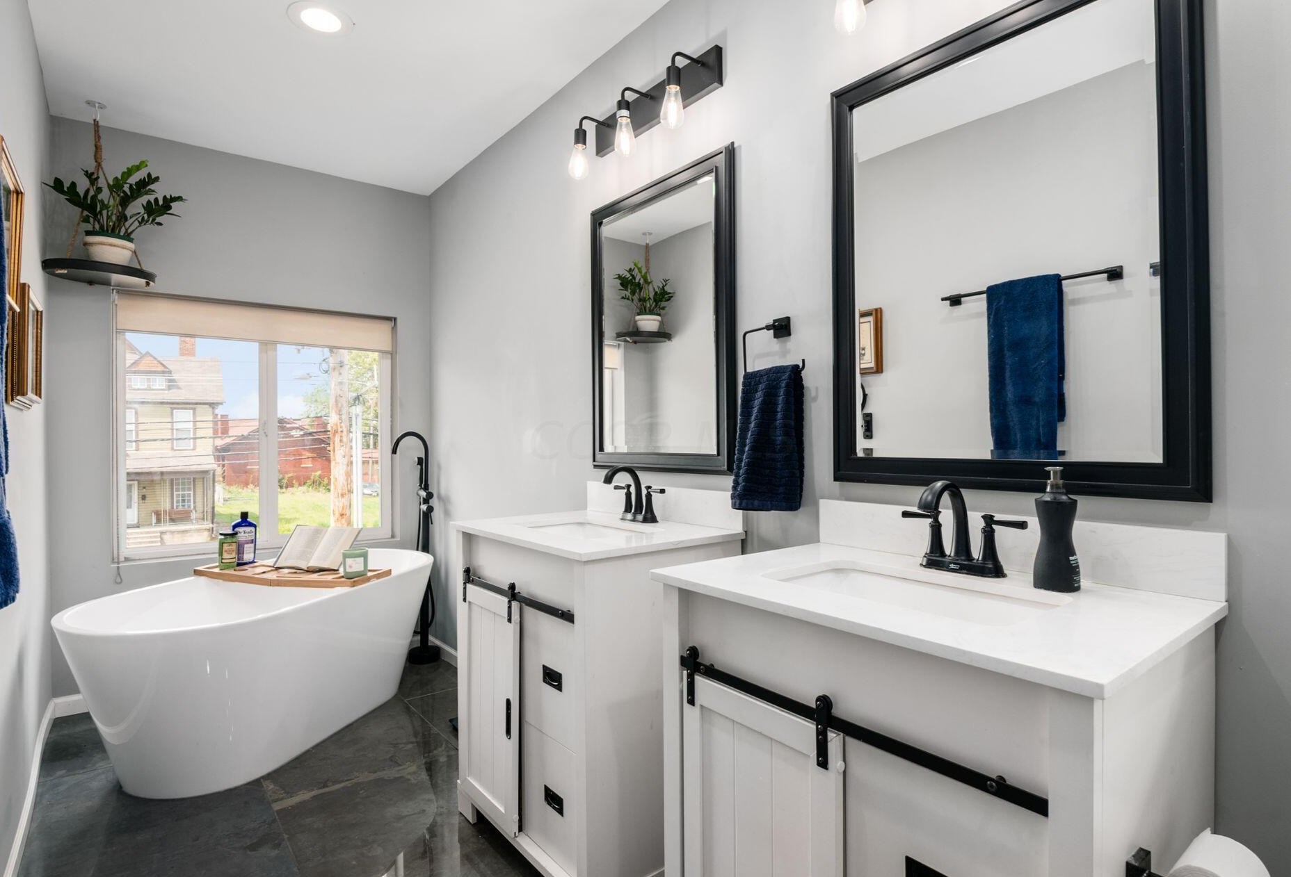 1385 Long St, Columbus OH  43203-1990 exterior