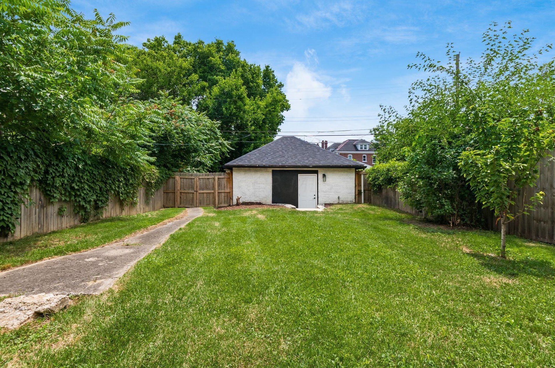 1385 Long St, Columbus OH  43203-1990 exterior