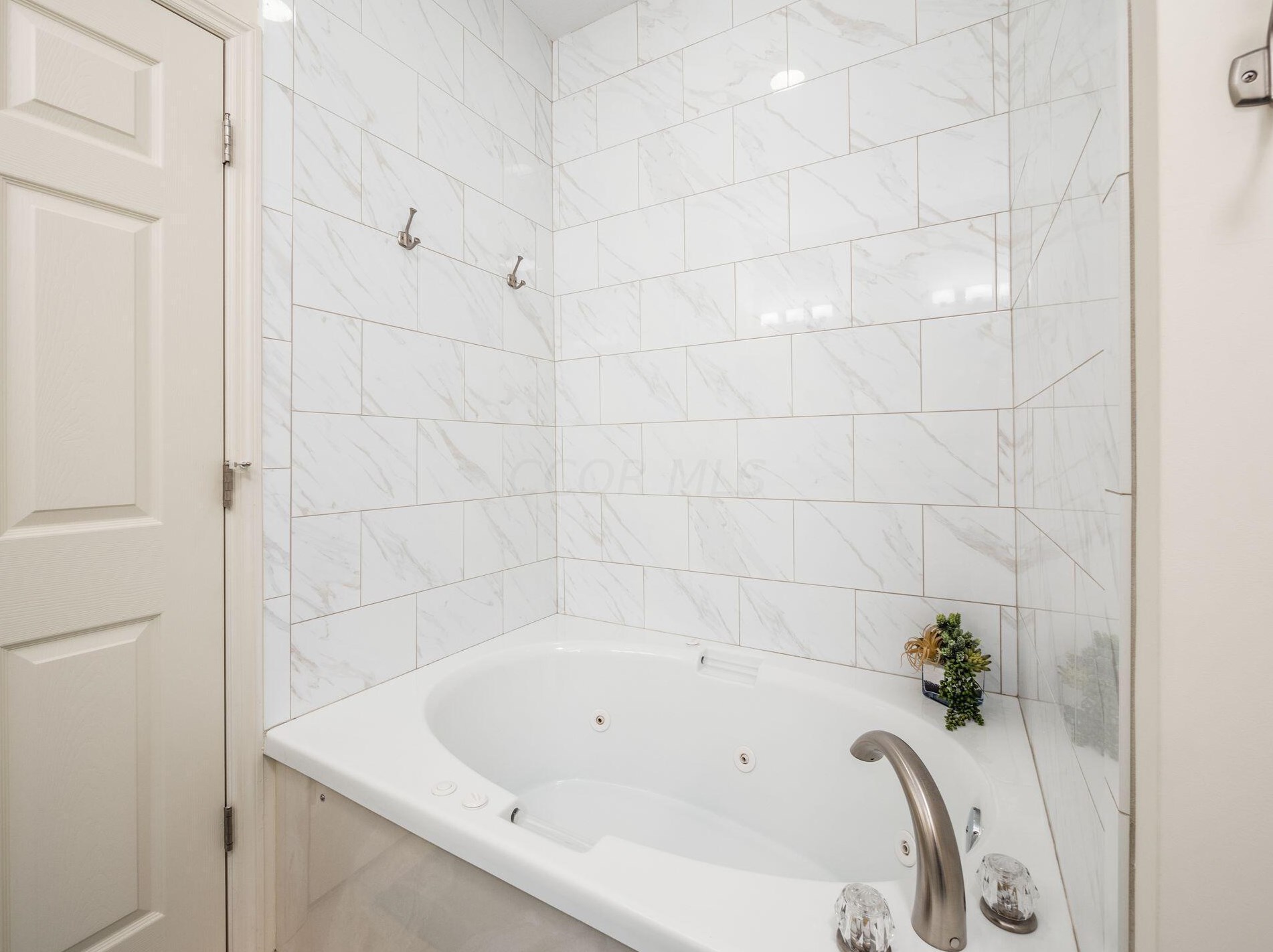 5937 Coventry Hurst Ln, Hilliard OH  43026-7393 exterior