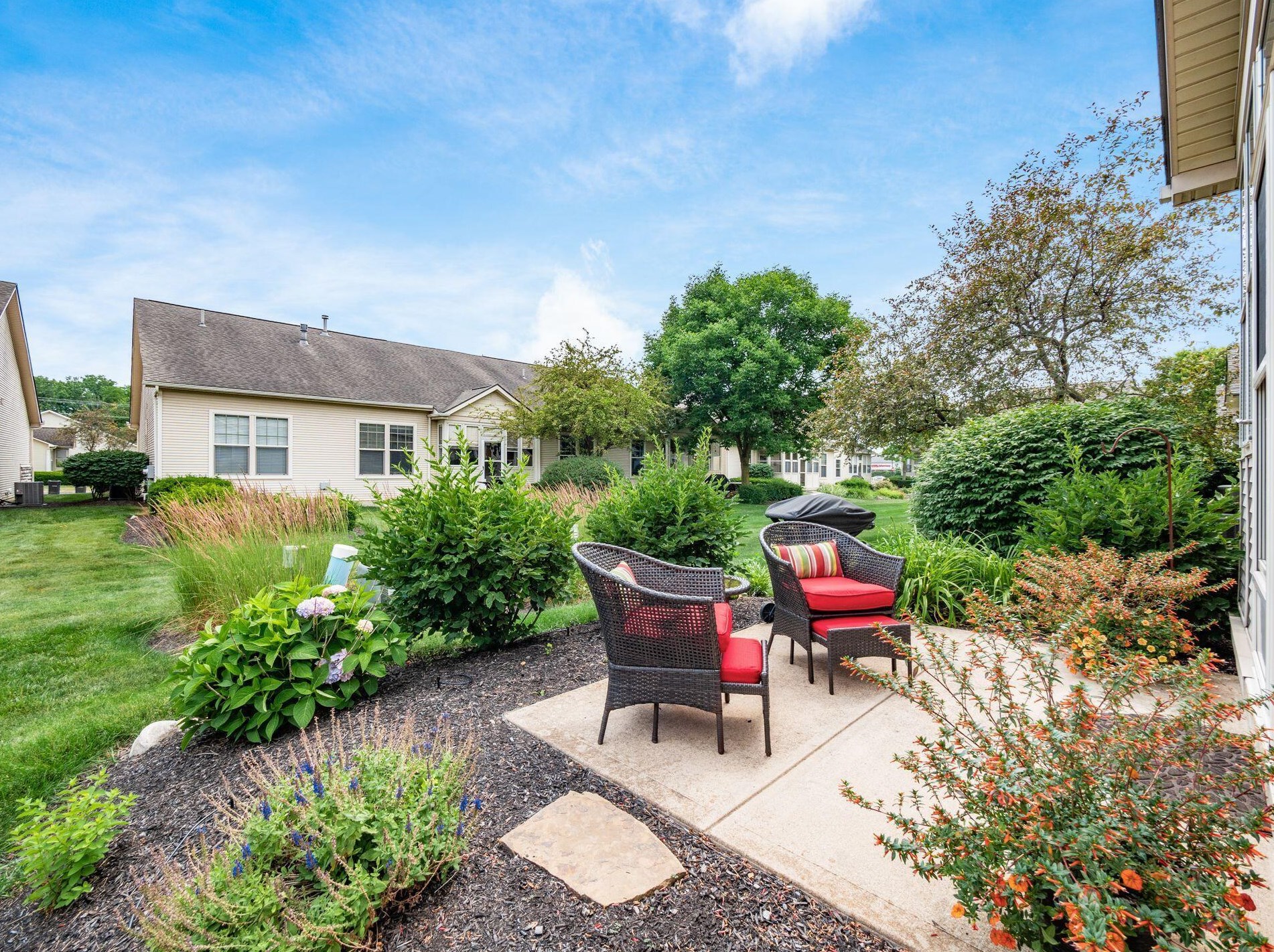 5937 Coventry Hurst Ln, Hilliard OH  43026-7393 exterior