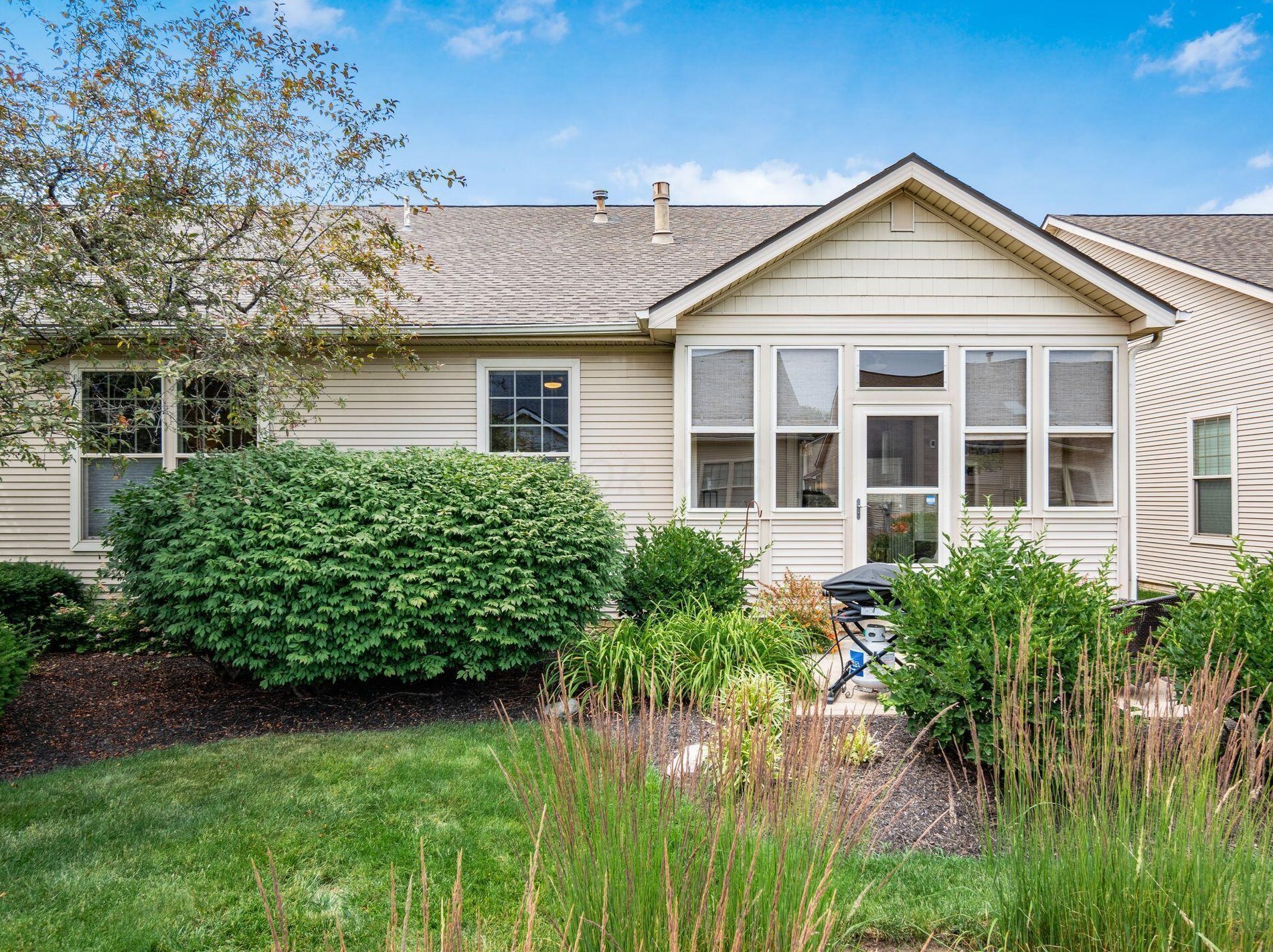 5937 Coventry Hurst Ln, Hilliard OH  43026-7393 exterior