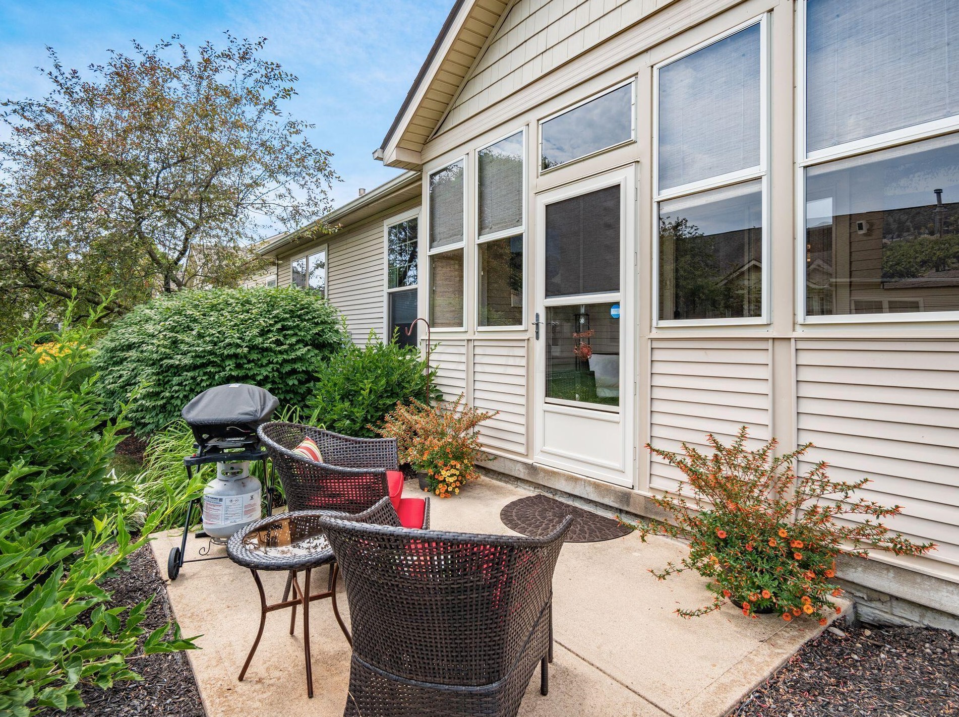 5937 Coventry Hurst Ln, Hilliard OH  43026-7393 exterior