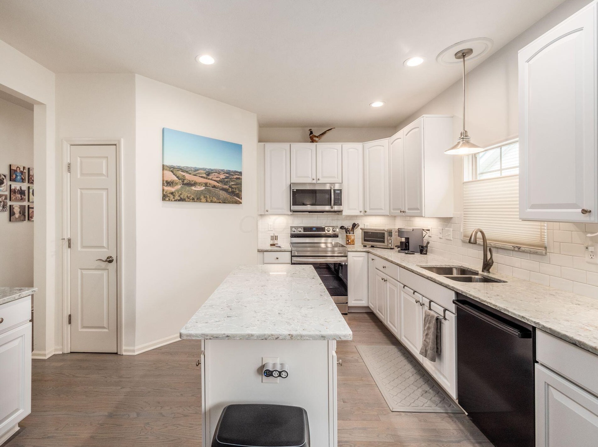 5937 Coventry Hurst Ln, Hilliard OH  43026-7393 exterior