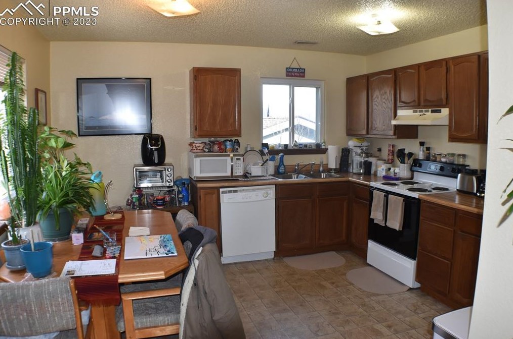 2107 Chestnut St, Colorado Springs CO 80907-6612 exterior