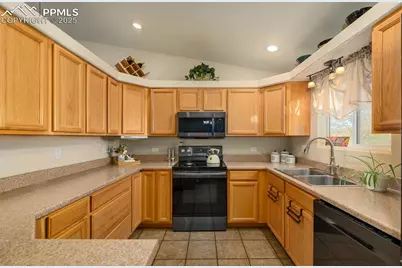 758 E Woodleaf Drive, Pueblo, CO 81007 - Photo 5