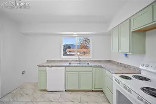 422 Hackberry Dr, Colorado Springs, CO 80911 - Photo 3