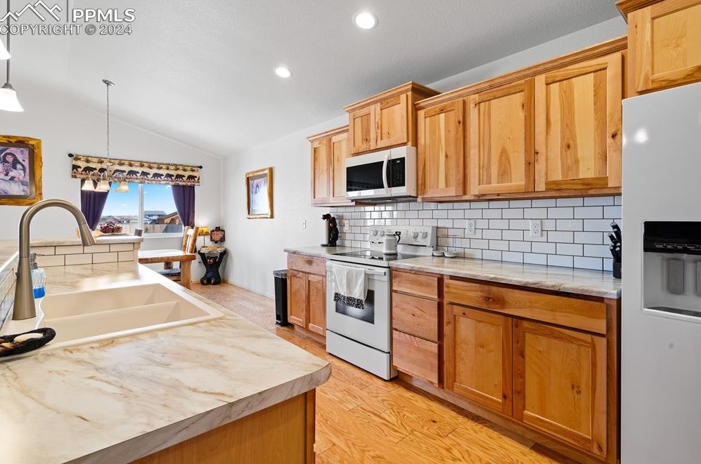 648 Calle Concordia, Pueblo CO 81007-3186 exterior