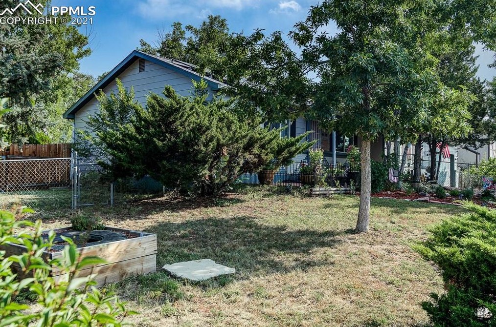 4420 Gatewood Dr, Colorado Springs CO 80916-2526 exterior