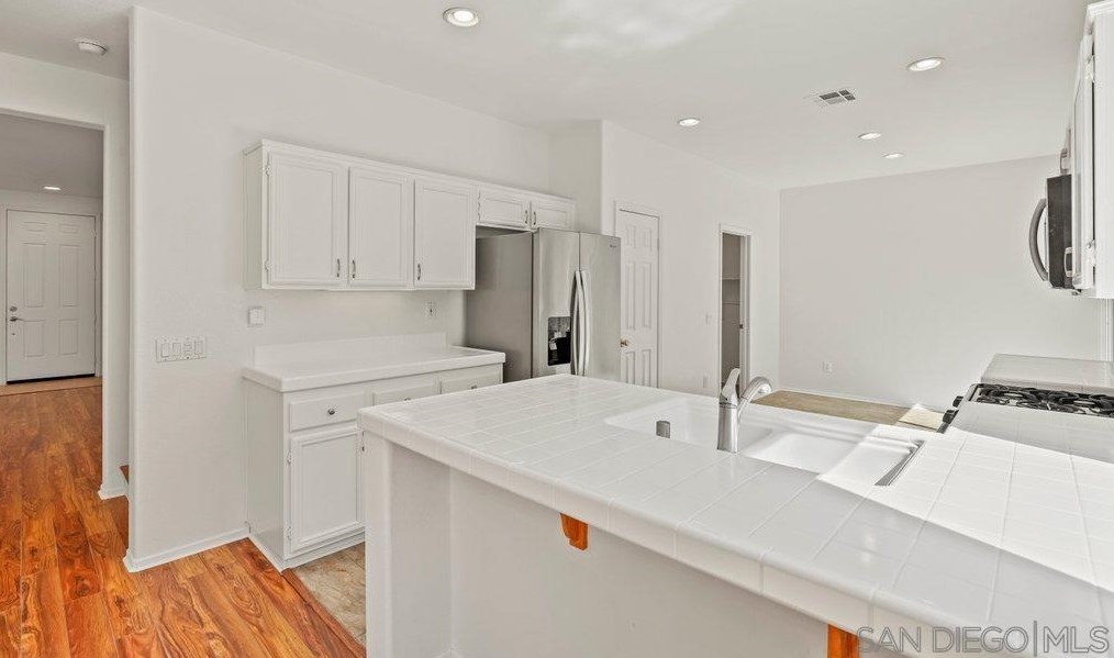 3482 Lk Cir Dr, Fallbrook CA 92028-7882 exterior