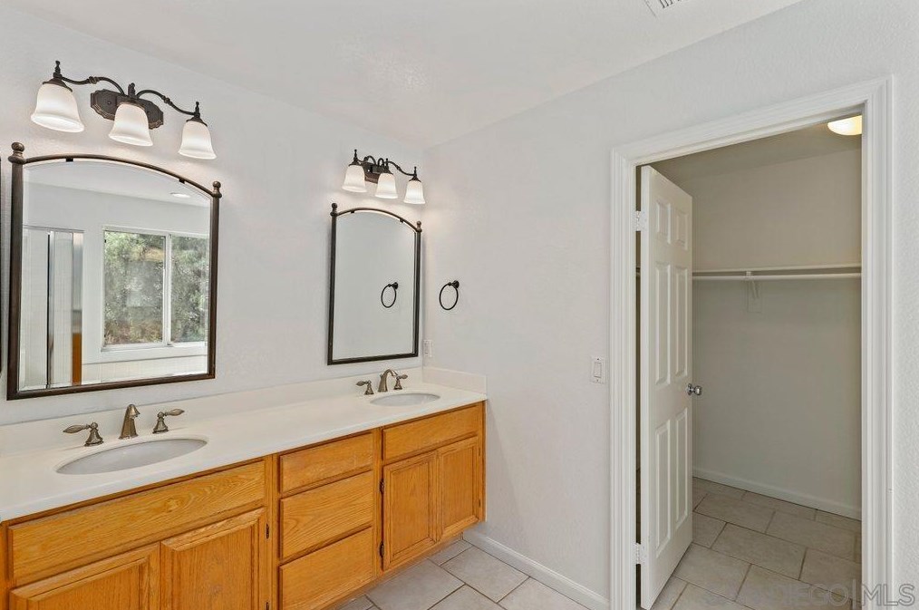 3482 Lk Cir Dr, Fallbrook CA 92028-7882 exterior