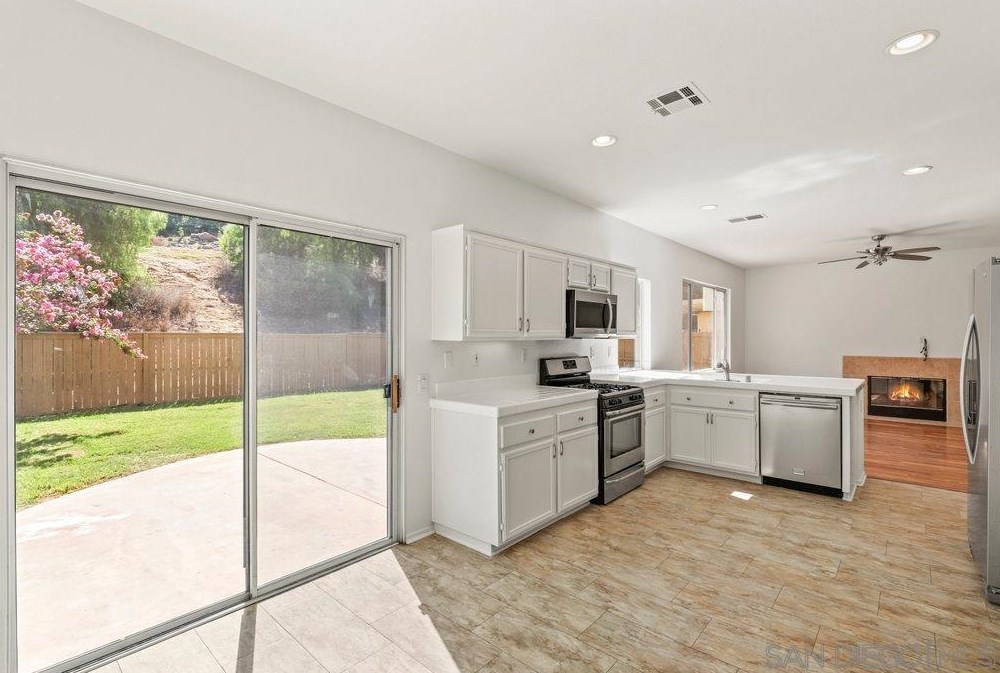 3482 Lk Cir Dr, Fallbrook CA 92028-7882 exterior