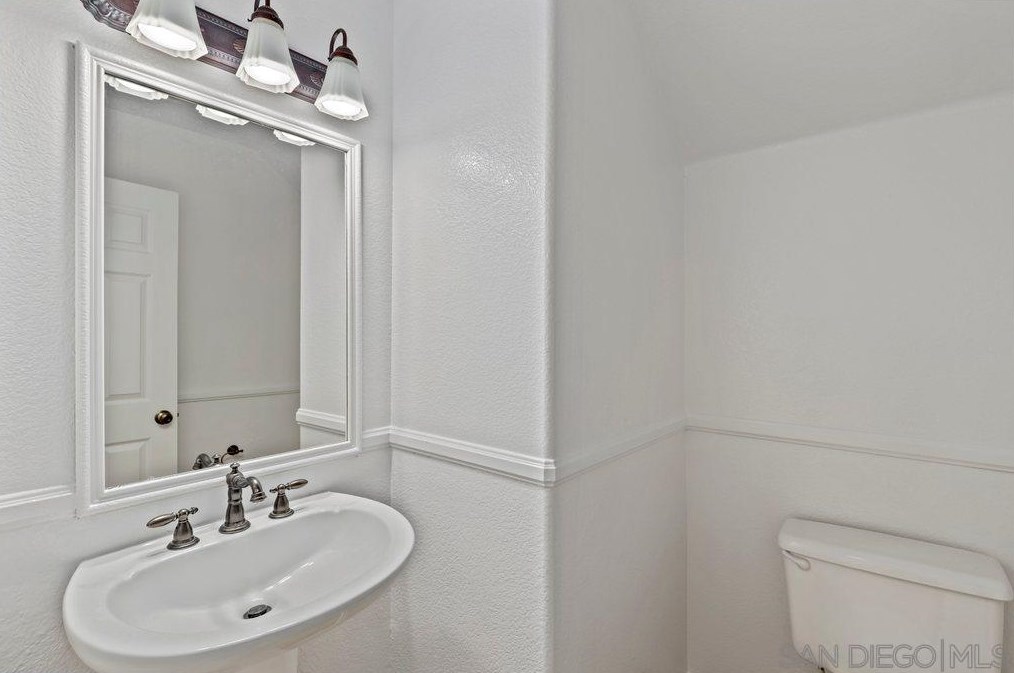 3482 Lk Cir Dr, Fallbrook CA 92028-7882 exterior