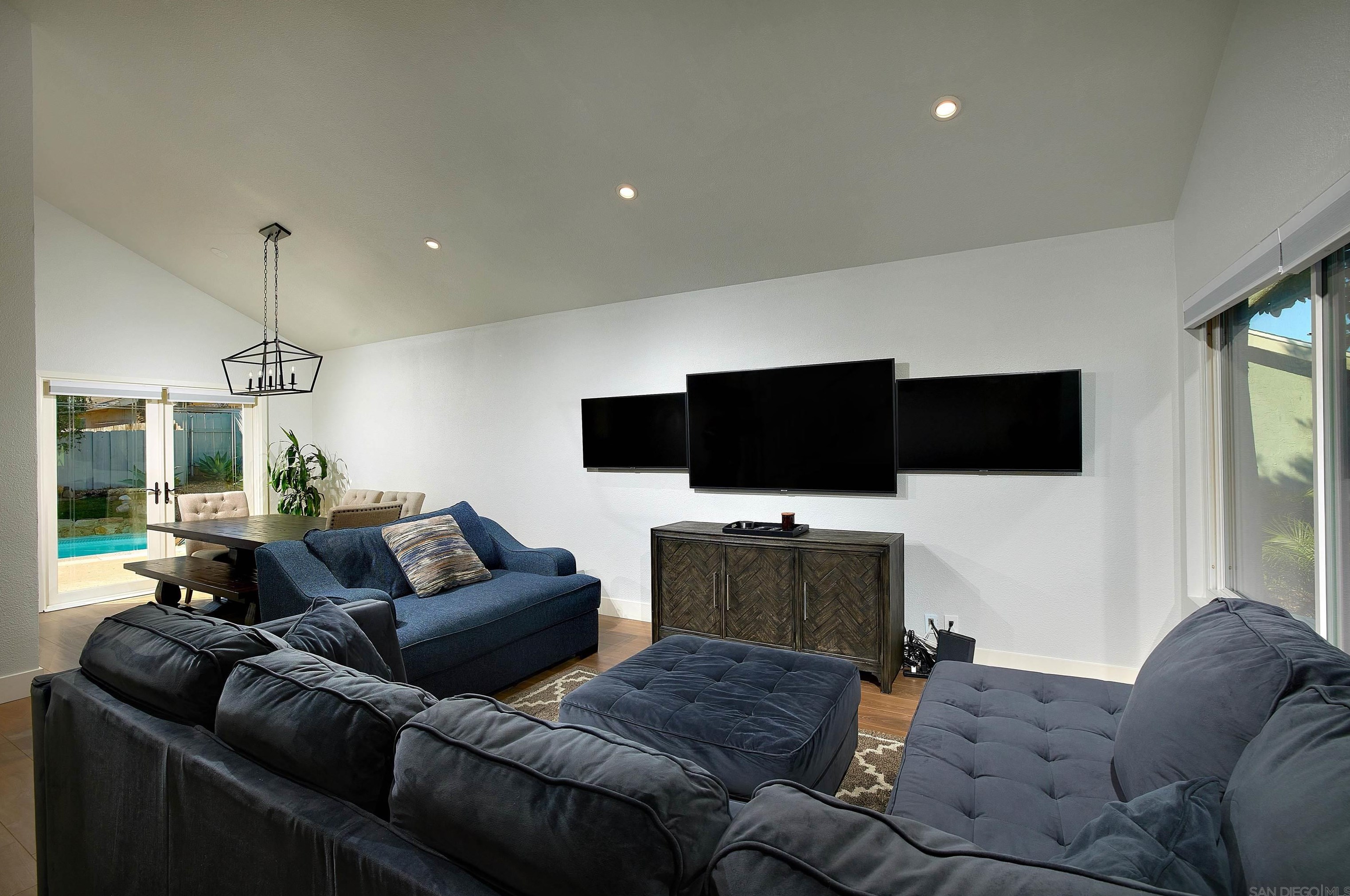 1434 Kings Cross Dr, Cardiff By The Sea CA  92007-1316 exterior