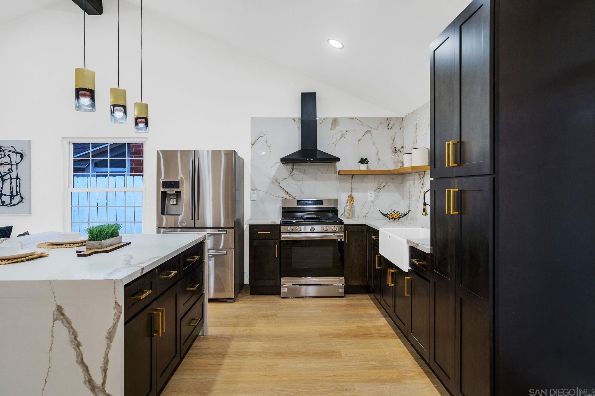 321 Spruce St, Chula Vista CA  91911-5524 exterior