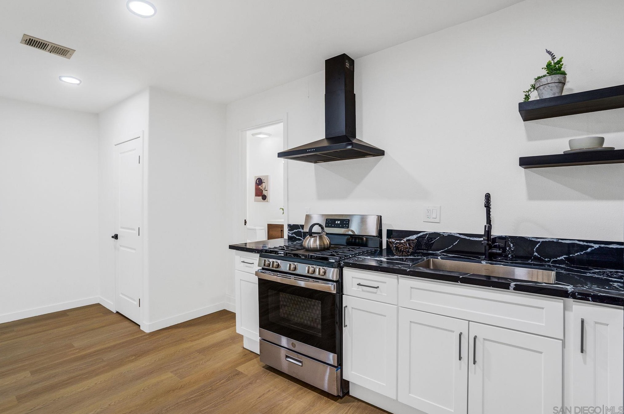 321 Spruce St, Chula Vista CA  91911-5524 exterior