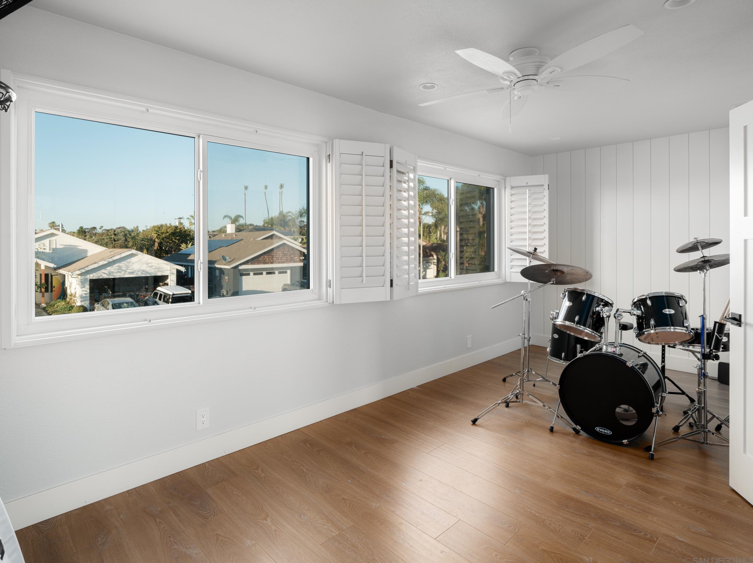 1434 Kings Cross Dr, Cardiff By The Sea CA  92007-1316 exterior