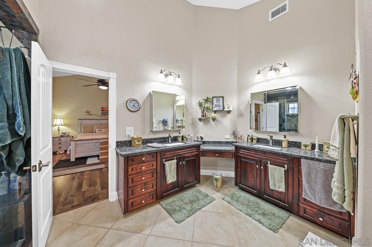 29427 Circle R Greens Dr, Escondido CA  92026-5911 exterior