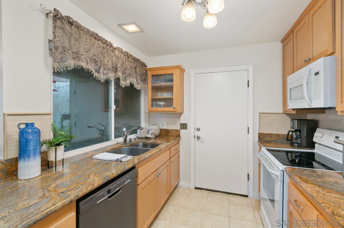 13141 Mulberry Tree Ln, Poway CA  exterior