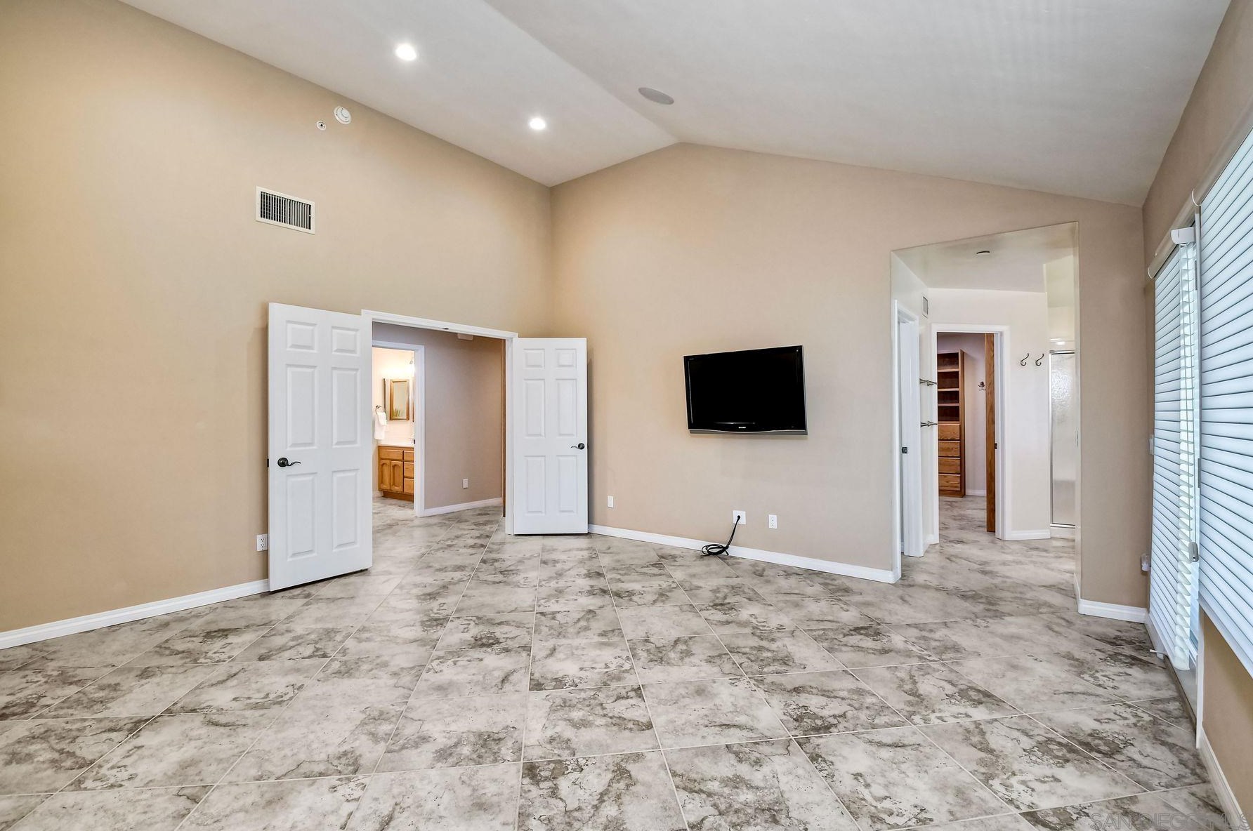 2822 Pasatiempo Gln, Escondido CA  92025-7356 exterior