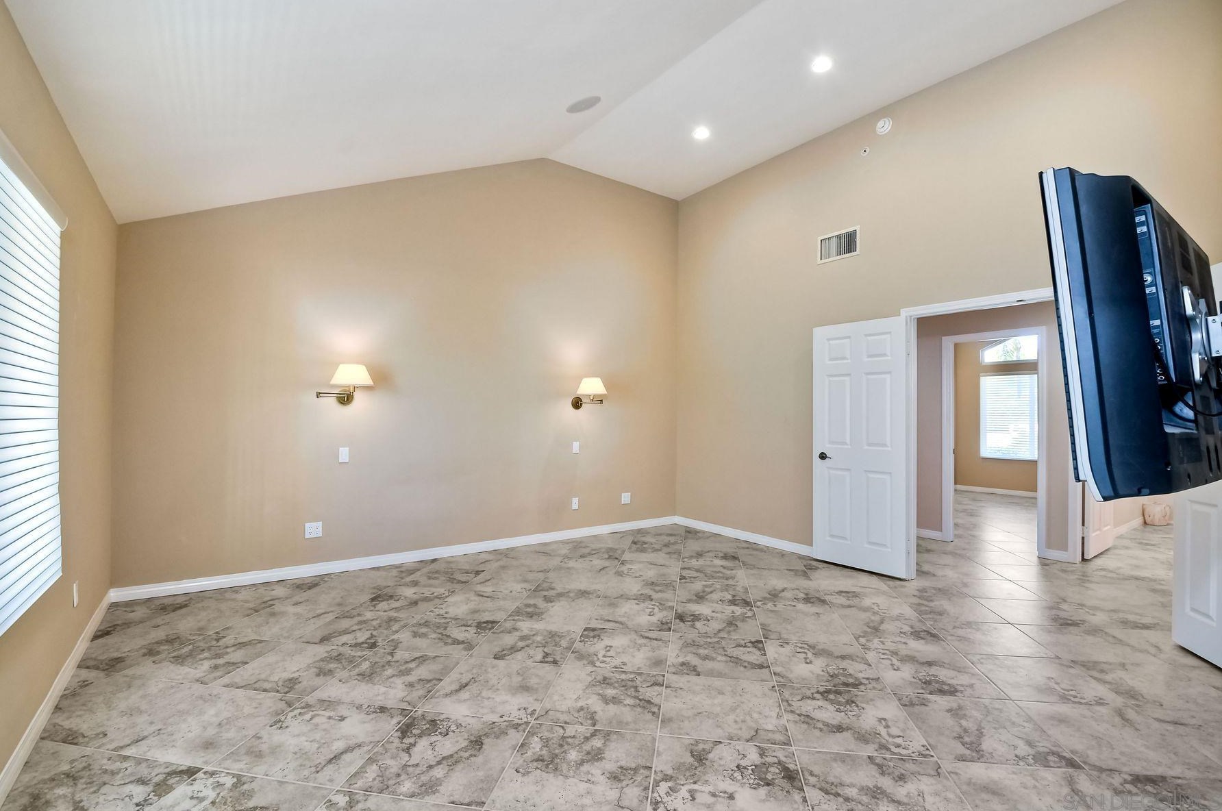 2822 Pasatiempo Gln, Escondido CA  92025-7356 exterior