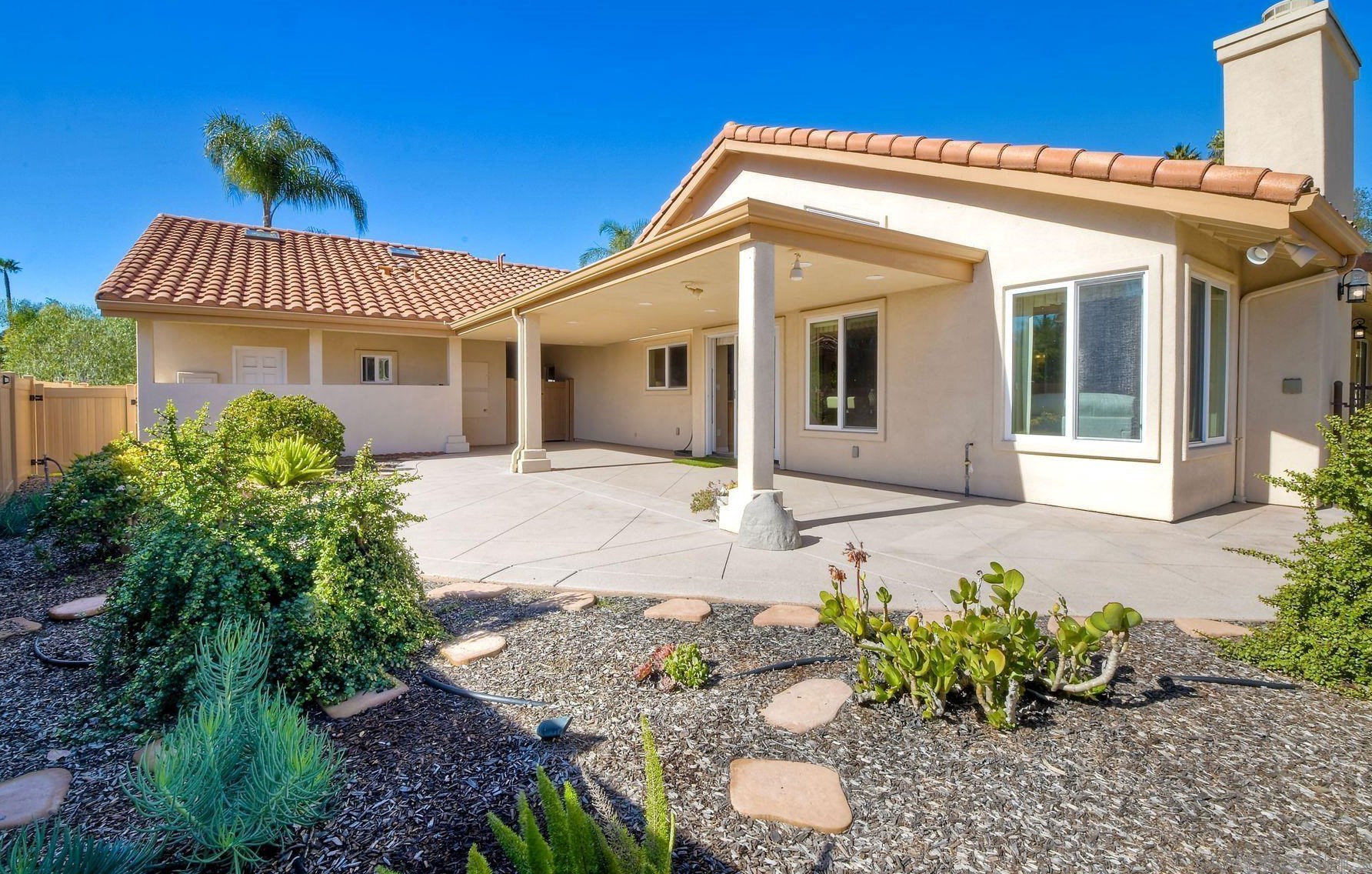2822 Pasatiempo Gln, Escondido CA  92025-7356 exterior