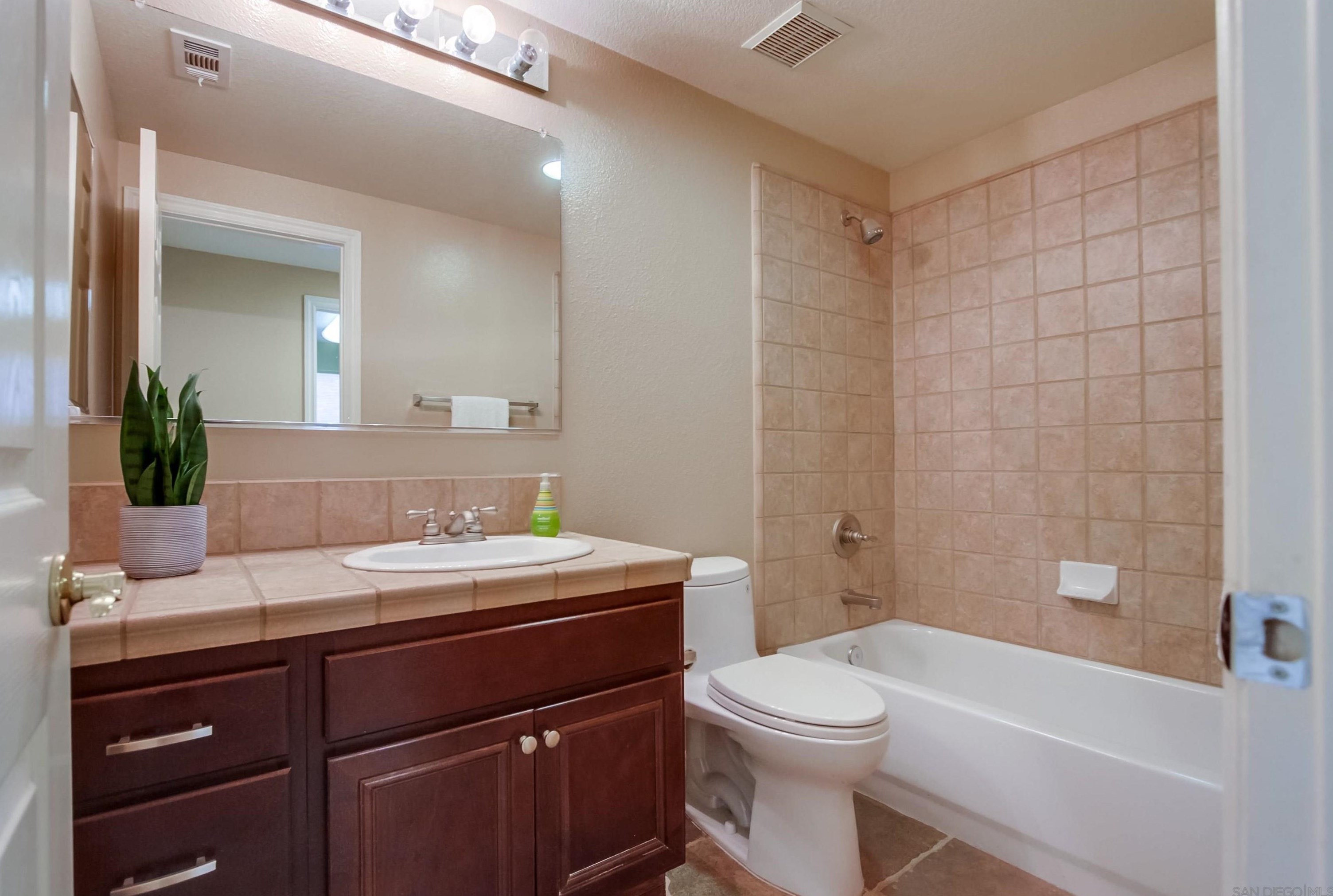 273 Oak Valley Ln, Escondido CA  92027-5338 exterior