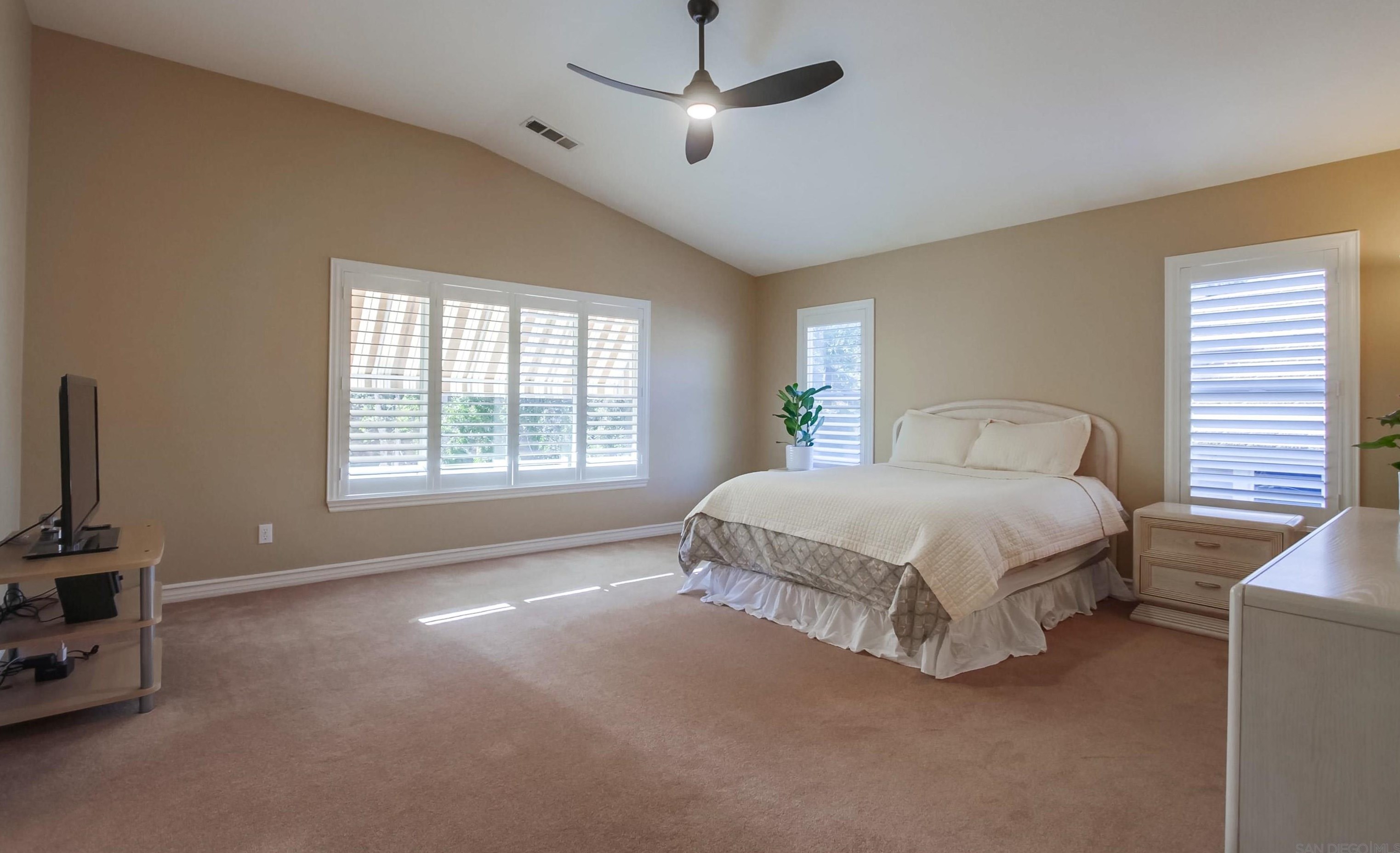 273 Oak Valley Ln, Escondido CA  92027-5338 exterior