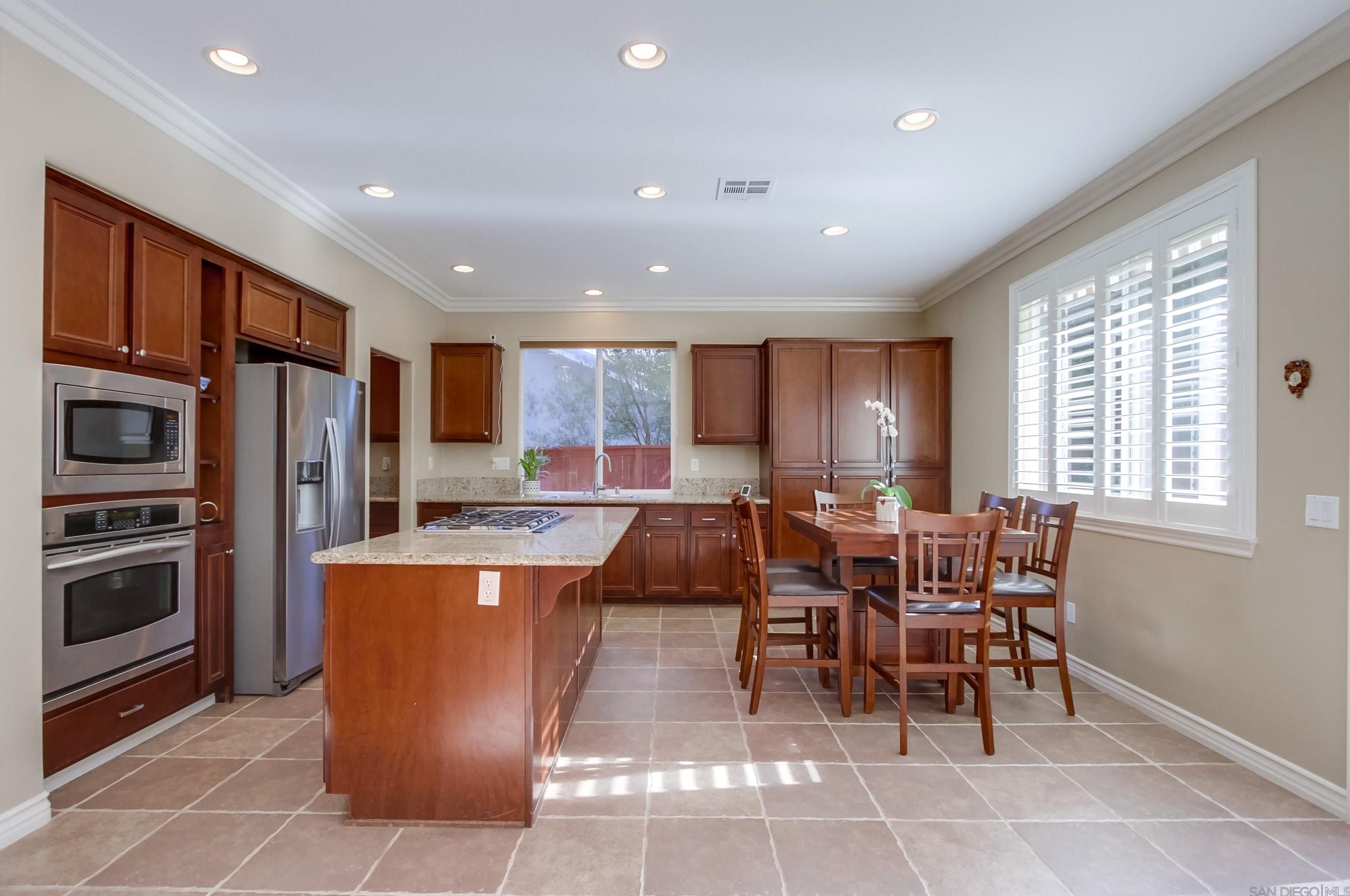 273 Oak Valley Ln, Escondido CA  92027-5338 exterior