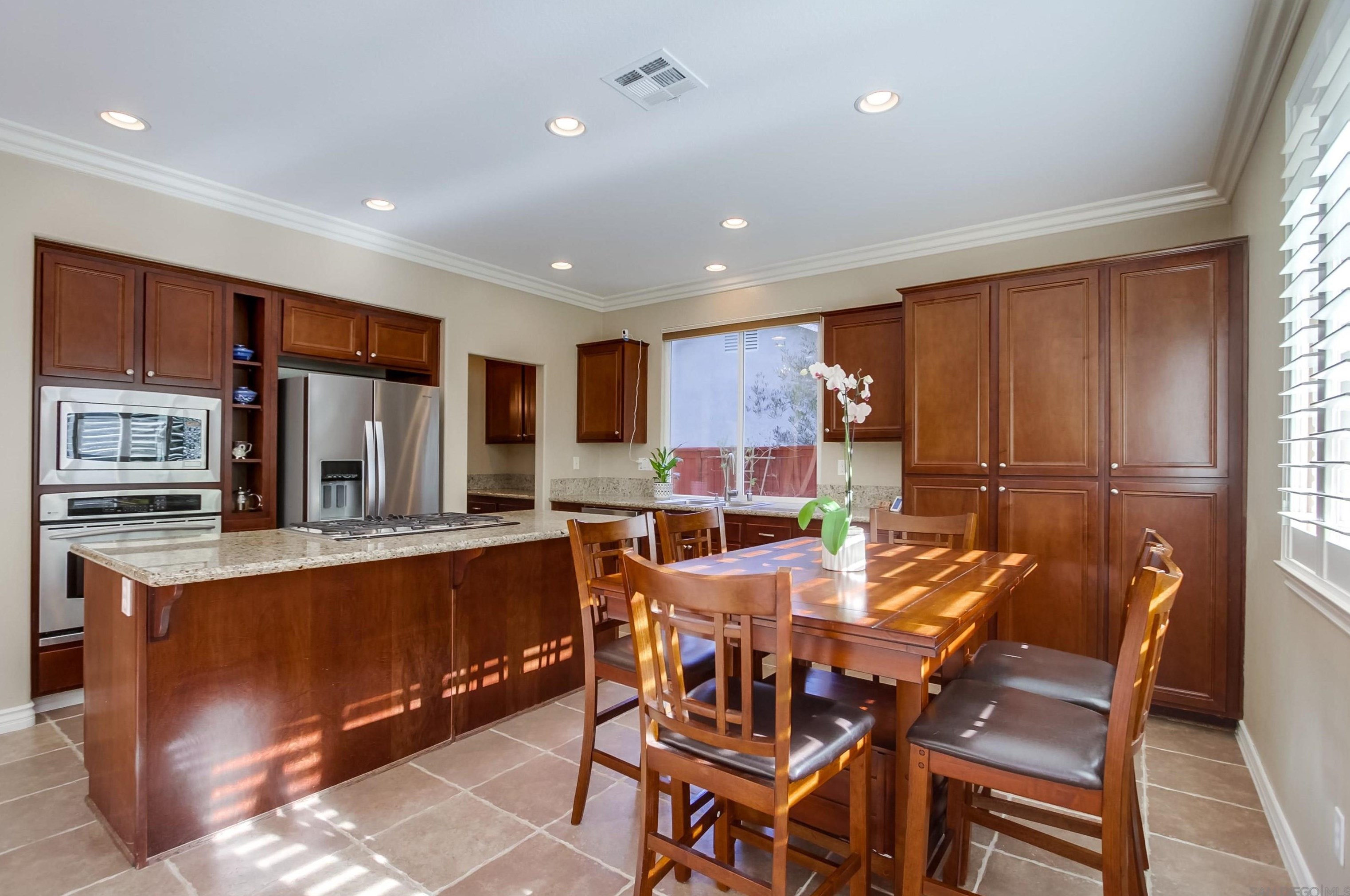 273 Oak Valley Ln, Escondido CA  92027-5338 exterior