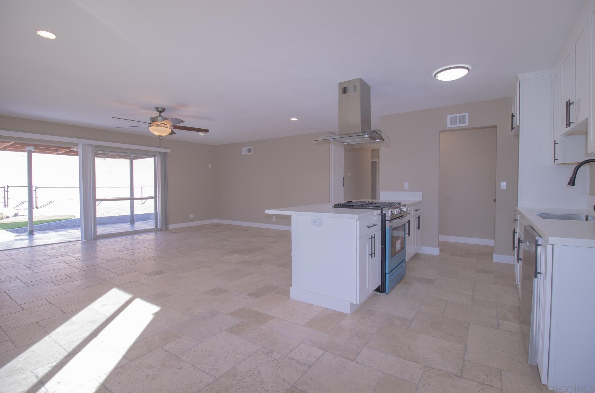 553 Douglas St, Chula Vista CA  91910-6404 exterior