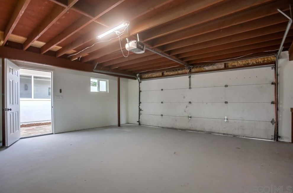 1811 Iris Way, Escondido CA  92027-1549 exterior