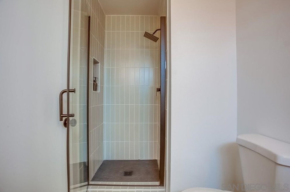 1811 Iris Way, Escondido CA  92027-1549 exterior