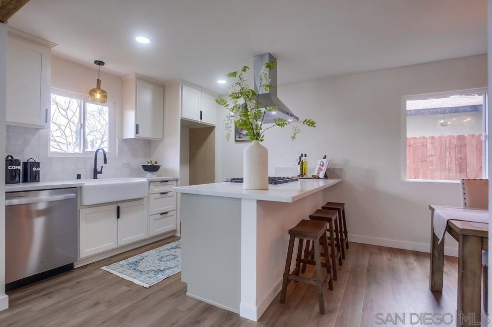 1811 Iris Way, Escondido CA  92027-1549 exterior